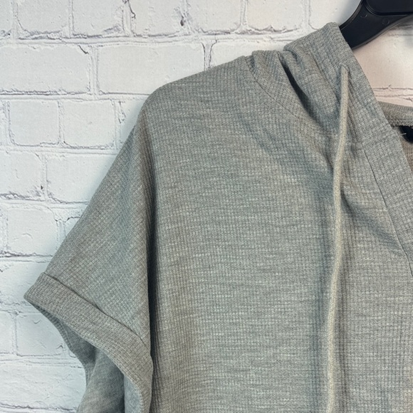BloomChic Gray and Black Short Sleeve Hooded Waffle Top Plus Size 2X - Picture 3 of 7